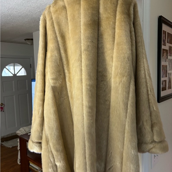 Faux fur.  New never worn- was in my mothers closet - Picture 8 of 10
